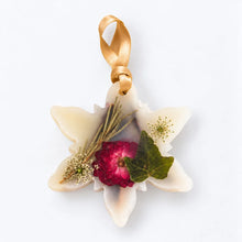 Load image into Gallery viewer, Snowflake Botanical Wax Sachet (Forest, Spicy Apple)