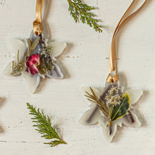 Load image into Gallery viewer, Snowflake Botanical Wax Sachet (Forest, Spicy Apple)