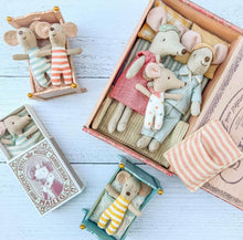 Load image into Gallery viewer, Maileg Sleepy/Wakey Baby Mouse (Rose, Blue)
