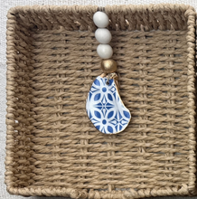 Load image into Gallery viewer, Rattan Napkin Holder with Decoupage Oyster Shell Weight (2 Styles)