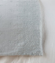 Load image into Gallery viewer, Bella Notte Linens Ines Throw Blanket
