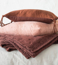 Load image into Gallery viewer, Bella Notte Linens Ines Throw Blanket
