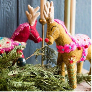 French Knot Reindeer Mantel Topper (3 Colors)