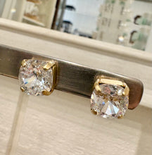 Load image into Gallery viewer, La Vie Parisienne Crystal Gold Post Earring

