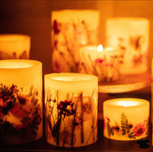 Load image into Gallery viewer, Spicy Apple Petite Botanical Candle
