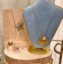 Load image into Gallery viewer, Emilie Shapiro Sand Dollar Pendant Necklace
