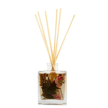 Load image into Gallery viewer, Spicy Apple Diffuser,  4 oz
