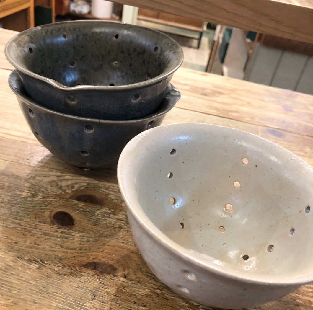 Stoneware Berry Bowl (Stone, Dark Blue)
